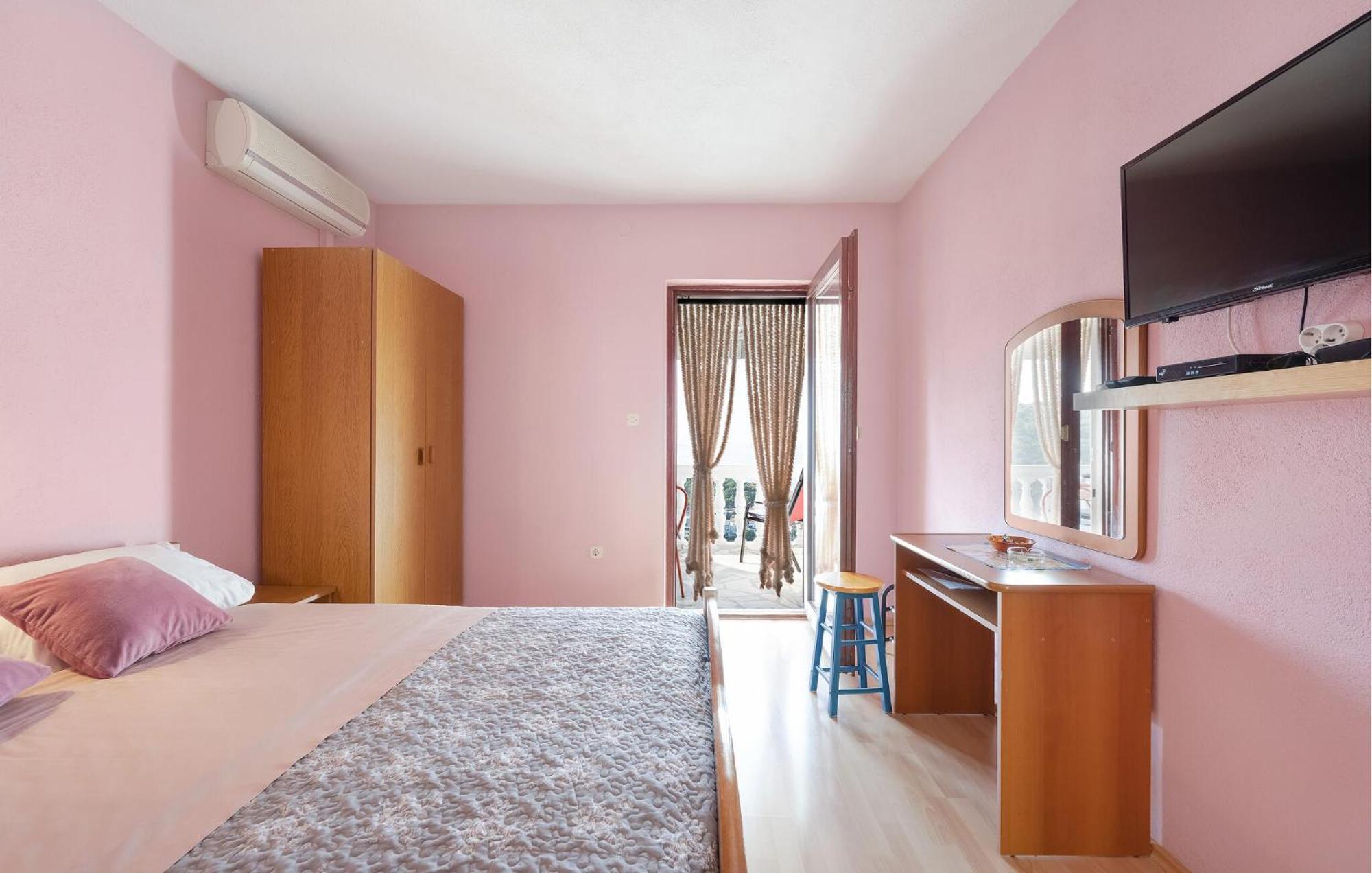 1 Bedroom Stunning Apartment In Примоштен Экстерьер фото
