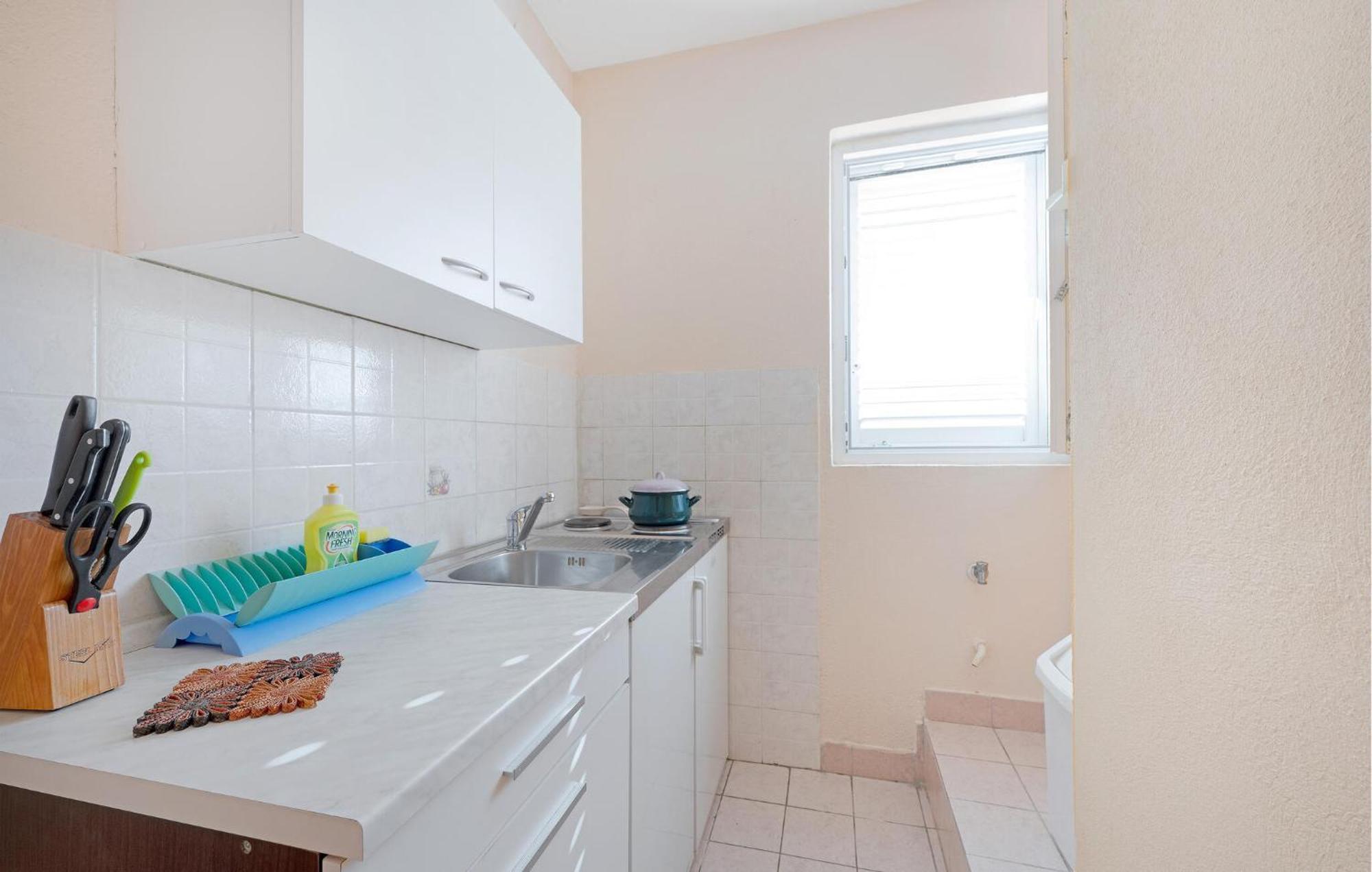 1 Bedroom Stunning Apartment In Примоштен Экстерьер фото
