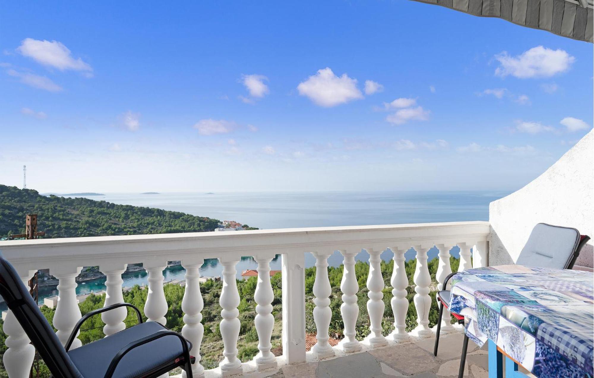 1 Bedroom Stunning Apartment In Примоштен Экстерьер фото